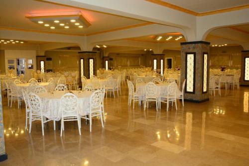 Star Balo Davet Salonu'nda Modern ve Zarif Masa Düzeni