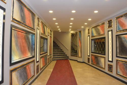 Star Balo Davet Salonu Merdivenli Kırmızı Halı Girişi