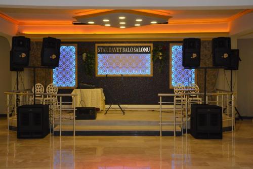 Star Balo Davet Salonu'nda Sahne Detayları Yakın Çekim