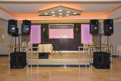 Star Balo Davet Salonu'nda Yakın Çekim Sahne Görünümü